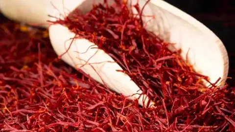 تصویر 1 از زعفران عاقله قائنات با رنگ‌ دهی طبیعی و عطر ملایم مناسب استفاده خانگی